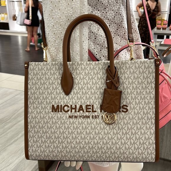 Michael Kors "Mirella" MD EW Tote Vanilla Shoulder Tote
35F2G7ZT2B - NWT - Picture 7 of 16